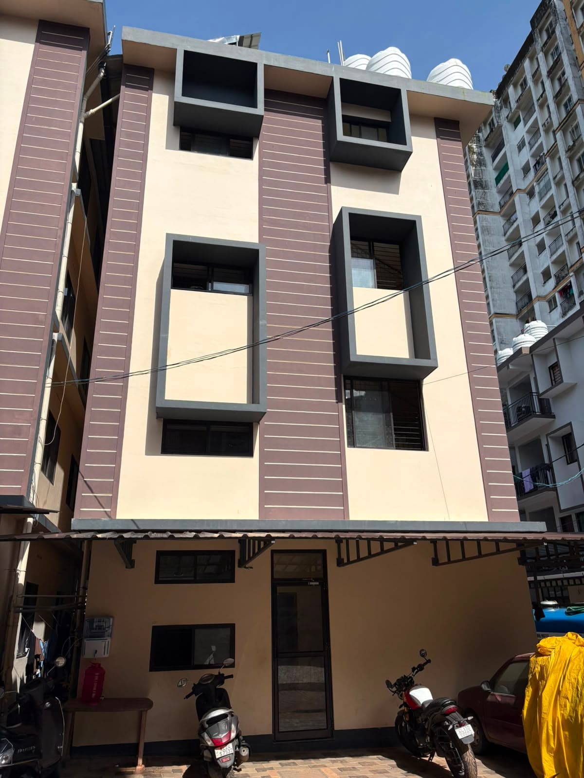 Hostel building in Eachira — view 2